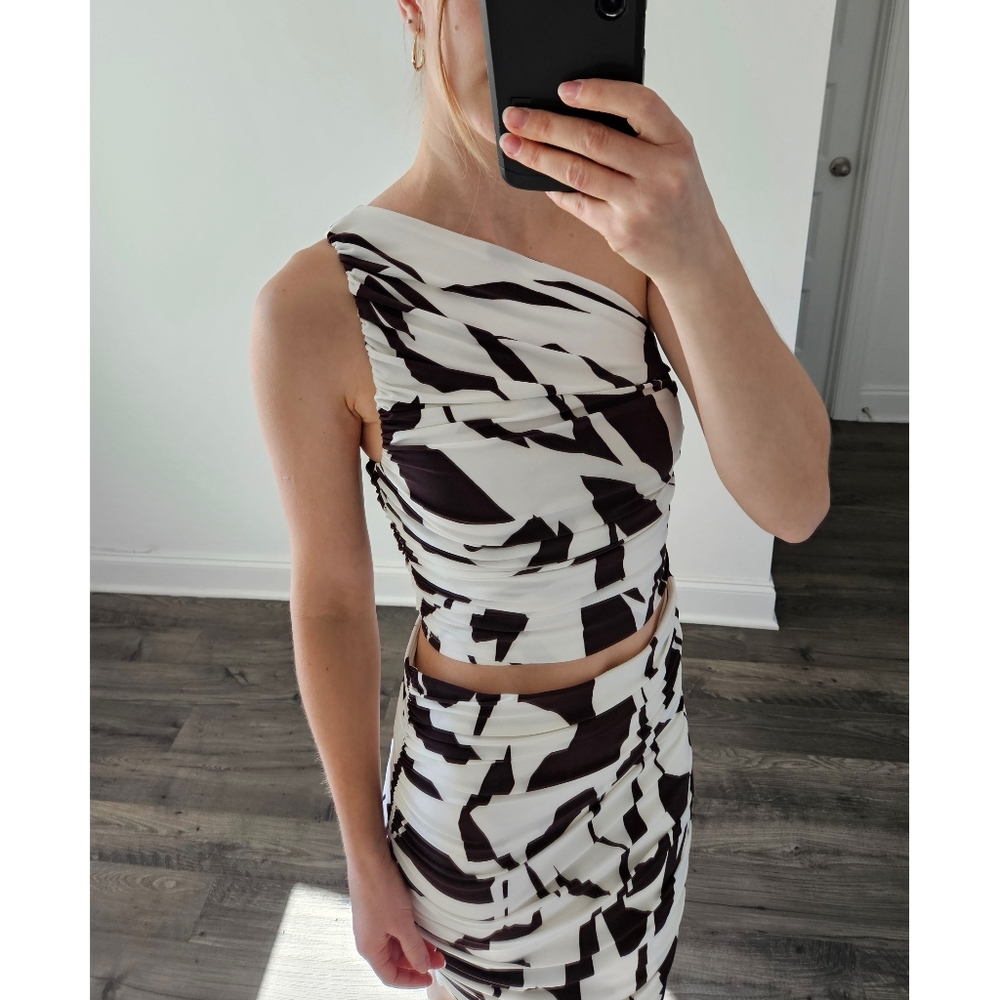Express Abstract Print Stretchy Matte Jersey Ruched One Shoulder Crop Top